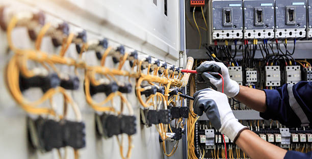 Professional Electrician technician working in Grosse Pointe Farms, MI
